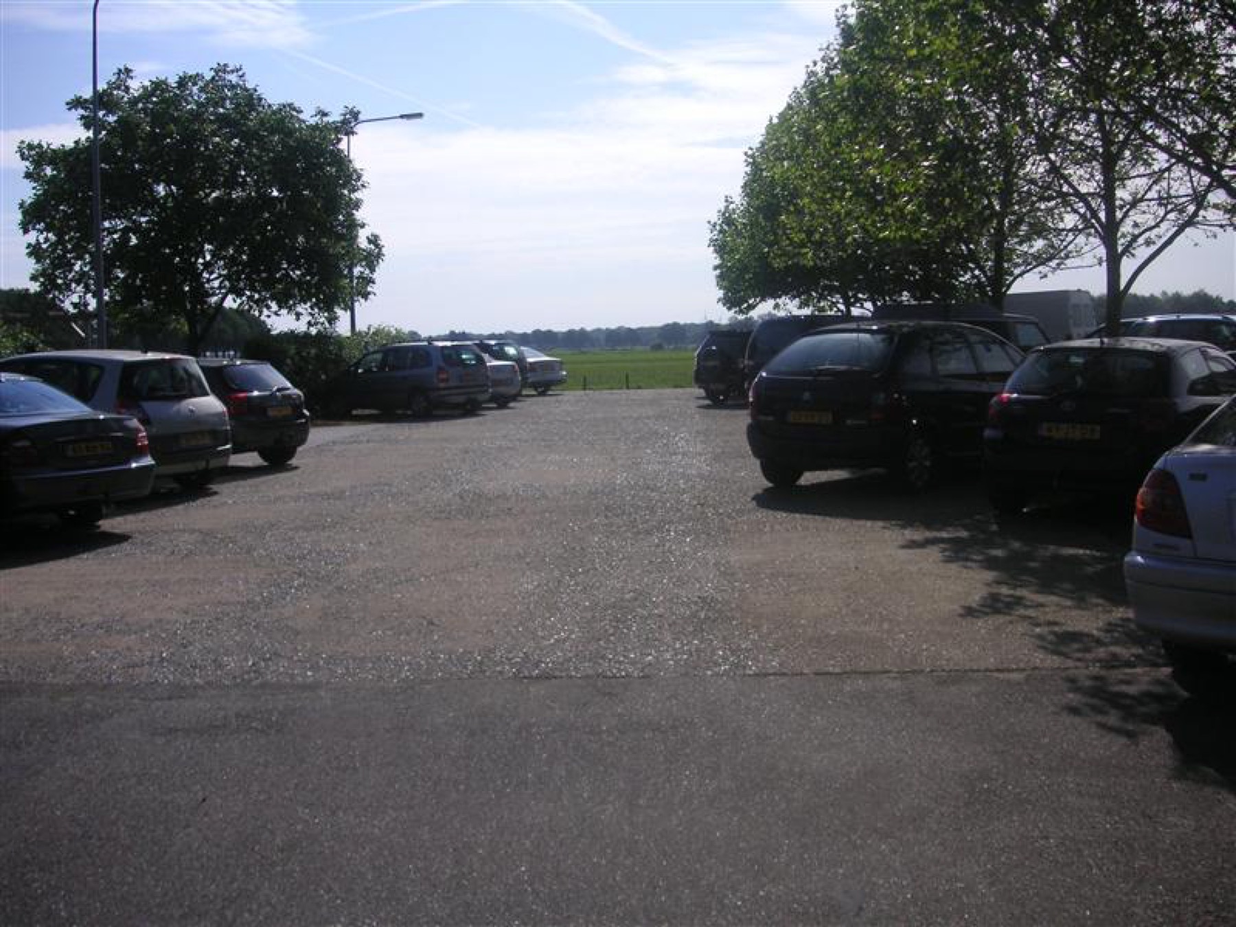 De ruime parkeerplaats