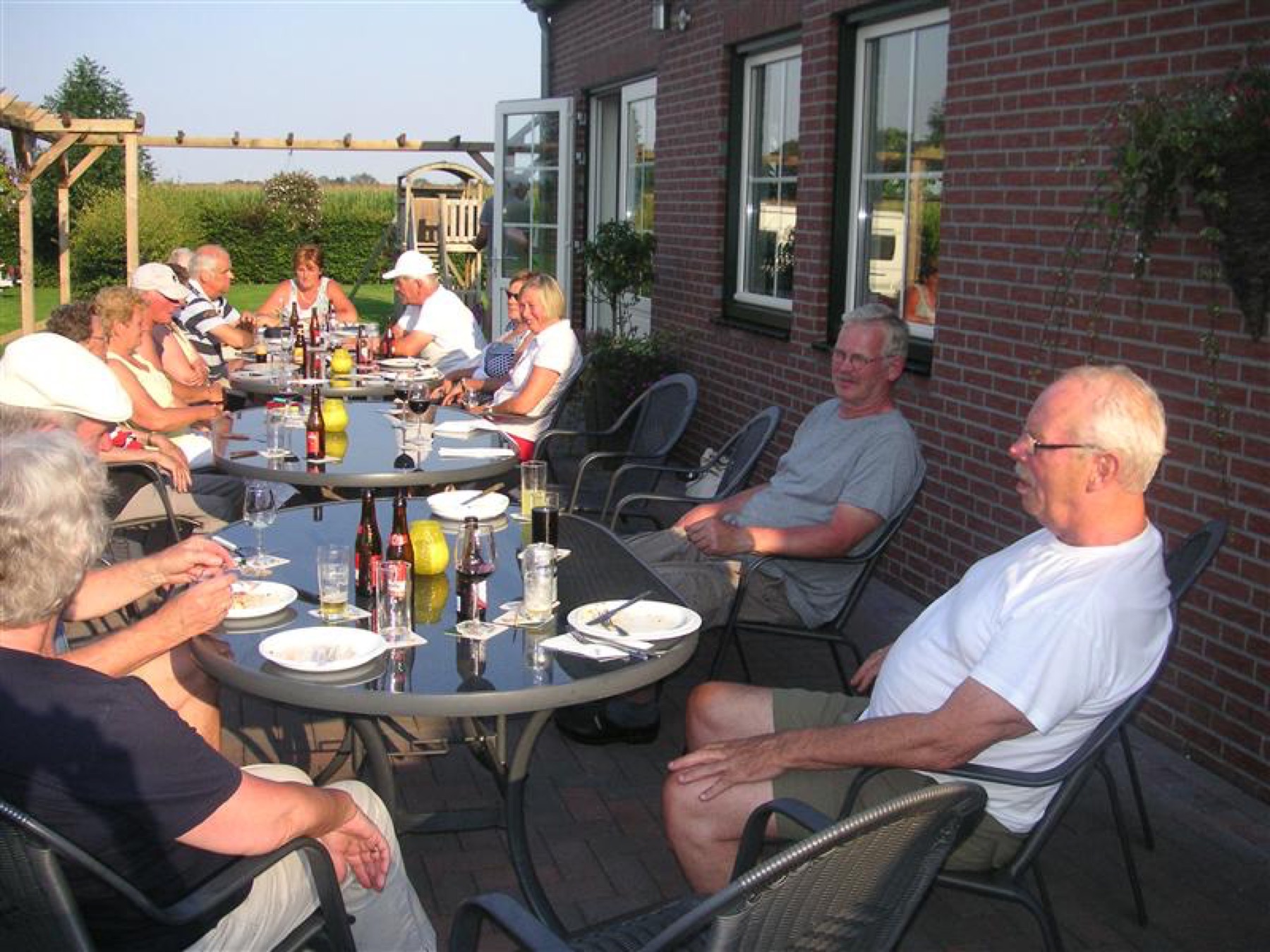 Aan tafel op het terras