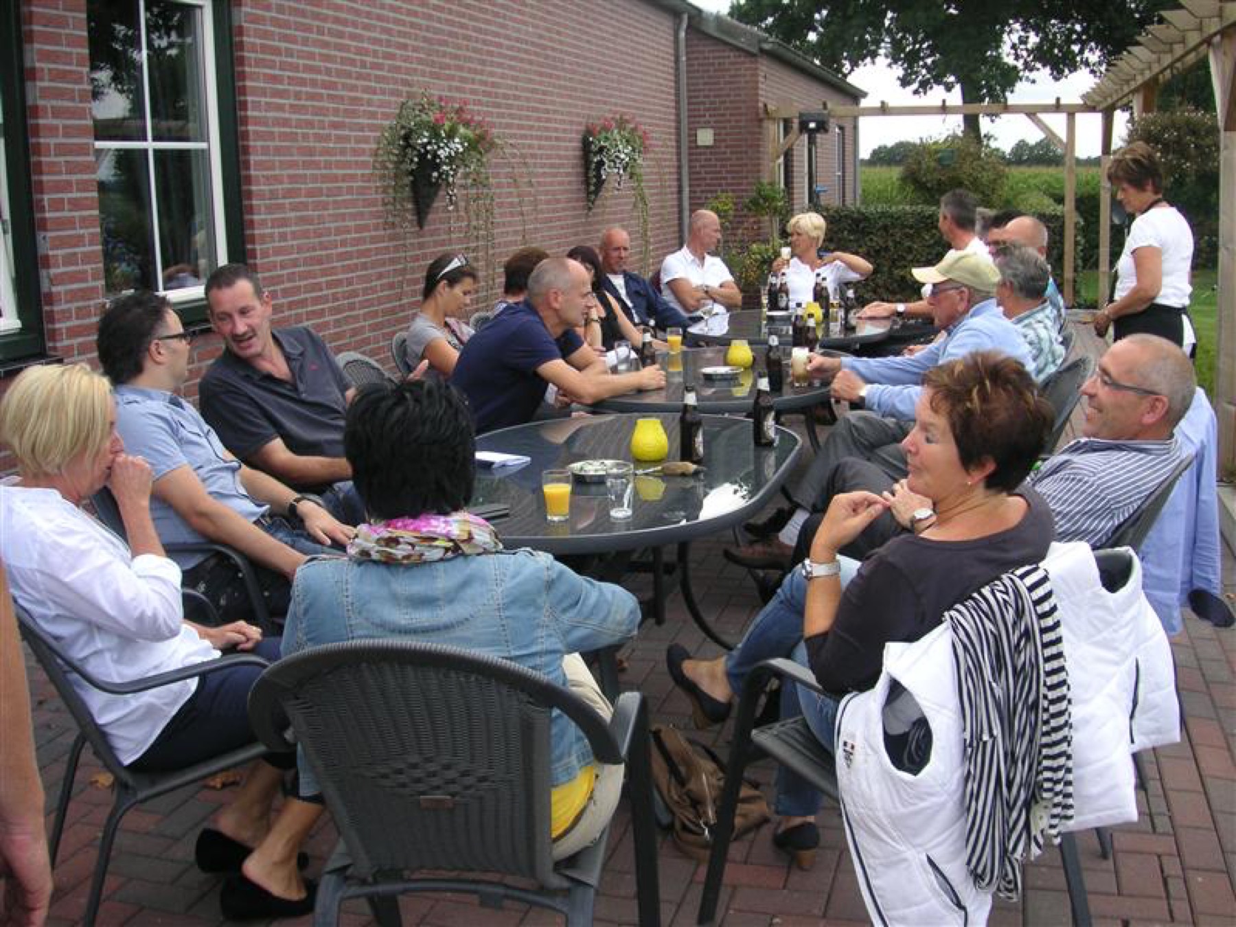 Gasten op het overdekte terras bij de kantine van de Peelfluiter